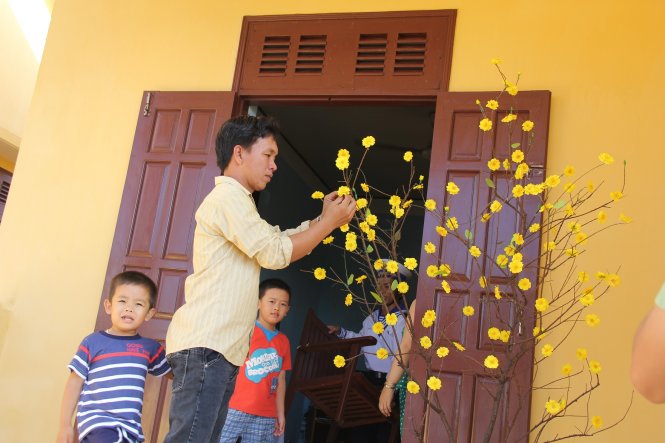 Dân đảo Trường Sa Lớn chăm sóc chậu hoa đón tết - Ảnh: Trần Mai.
