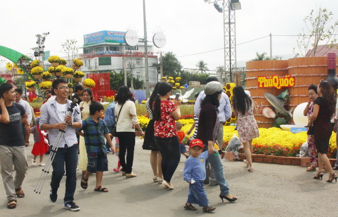 Du khách đổ về đường hoa Trần Quang Khải – địa điểm vui xuân lý tưởng của cả TP Rạch Giá - Ảnh – K.Nam