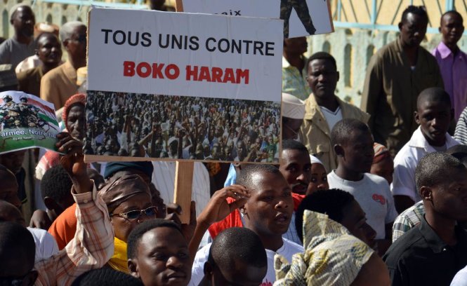 Một người dân giơ cao khẩu hiệu “Tất cả đoàn kết chống lại Boko Haram” trong cuộc biểu tình chống nhóm khủng bố Hồi giáo cực đoan tại Niemey - Ảnh: AFP