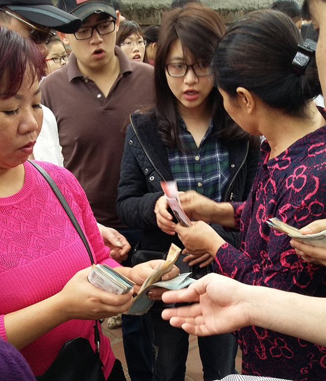 Phe vé chèo kéo khách tham quan ngay tại các quầy bán vé - Ảnh: Quang Thế