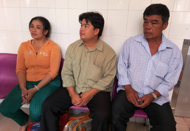 Anh Hải chồng chị Linh (ngồi giữa) cùng người thân trong gia đình tại bệnh viện phụ sản Từ Dũ - Ảnh : Đại Việt