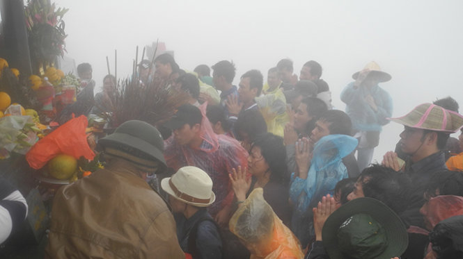 Khách thập phương đội mưa gió lớn thắp hương tại chùa Đồng, nằm trên đỉnh Yên Tử  - Ảnh: Đức Hiếu