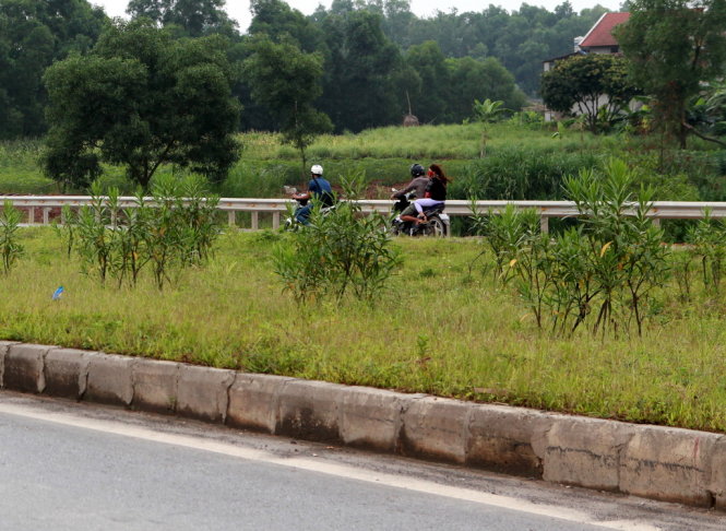Quốc lộ 3 mới Hà Nội – Thái Nguyên được thiết kế và khai thác theo tiêu chuẩn đường cao tốc nhưng xe máy vẫn đi vào dù có biển cấm (ảnh T.Phùng)