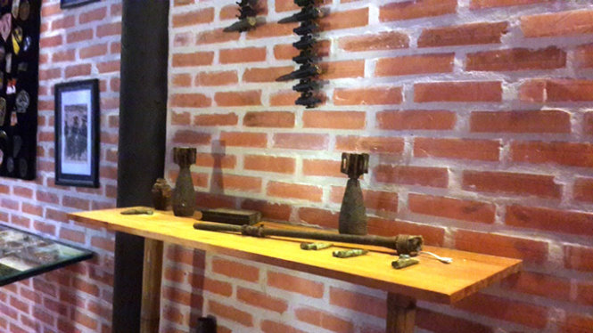 Hiện vật trưng bày trong nhà triển lãm gồm có vũ khí cũ, trang phục truyền thống, hình ảnh chiến tranh…- Ảnh: Nguyễn Nam