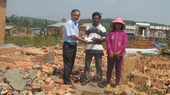 Ông Nguyễn Đình Sang - phó trưởng Ban Dân tộc tỉnh Bình Phước kiểm tra và hỗ trợ các hộ dân bị thiệt hại sáng ngày 2-3 - Ảnh: Bùi Liêm