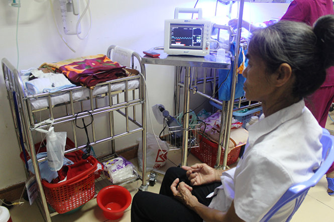 Bà nội bé Bé chăm sóc cháu tại bệnh viện Sản Nhi Nghệ An - Ảnh: Doãn Hoà 