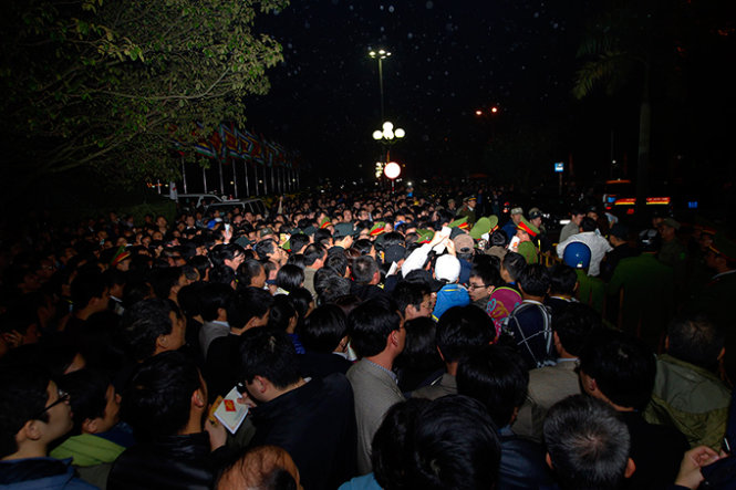 Hàng trăm người dân có thẻ ban tổ chức chen nhau xếp hàng phía ngoài Đền Trần - Ảnh: Nguyễn Khánh