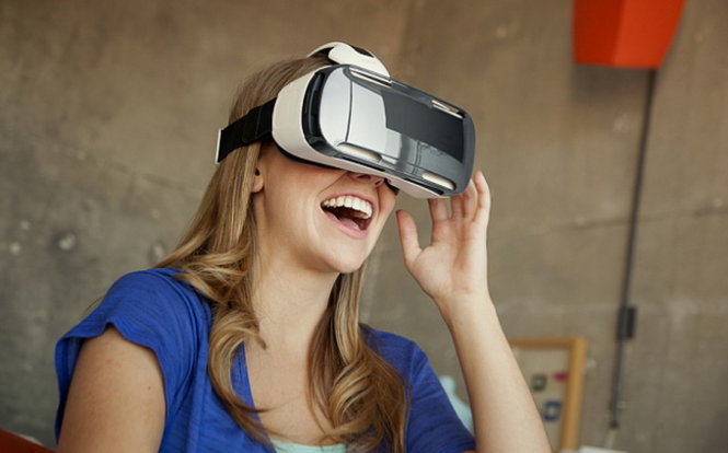 Một người dùng đang trải nghiệm Gear VR Innovator Edition for Galaxy S6 - Ảnh: Telegraph