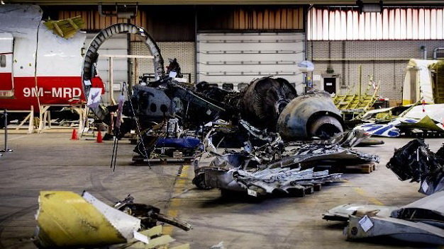 Các mảnh vỡ của MH17 - Ảnh: AFP