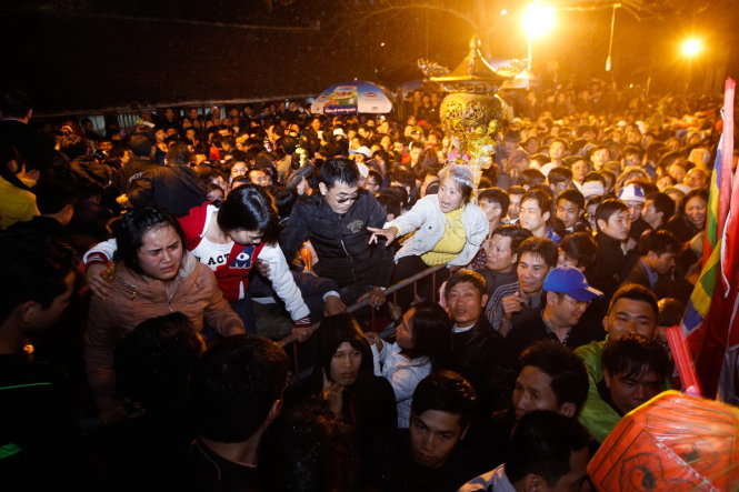 Hàng nghìn người dân tràn vào Đền Trần gây ra tình trạng tắc nghẽn và hỗn loạn trong lễ khai ấn Đền Trần - Ảnh: Nguyễn Khánh