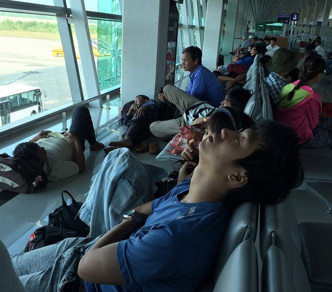 Hành khách nằm chờ vật vạ tại sân bay Phú Quốc - Ảnh: do hành khách Hồ Hoàng Hảo cung cấp