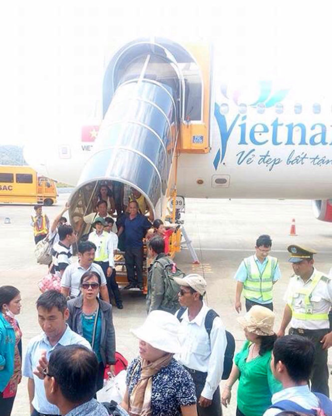 Hành khách hai lần được đưa ra máy bay rồi lại bị hoãn hơn 8 giờ - Ảnh: do hành khách Hồ Hoàng Hảo cung cấp