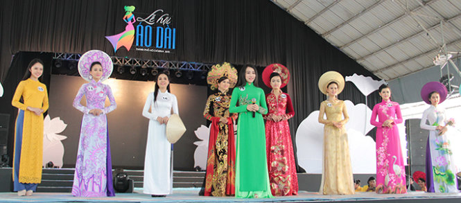 Các thí sinh dự thi Duyên dáng áo dài tại Lễ hội áo dài lần 2 - Ảnh: Nguyễn Lộc