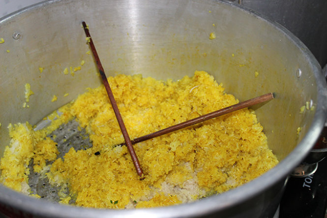 Xôi gà lên mâm có màu vàng nhạt đặc trung của nghệ với quy trình nấu khá công phu - Ảnh: Huỳnh Lê Đức Hợp