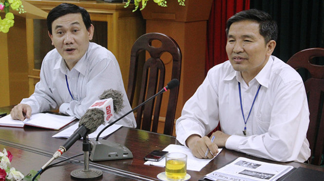 Ông Hoàng Văn Hảo (bìa phải) và ông Phạm Ngọc Quy trả lời báo chí tại cuộc họp chiều 11-3 - Ảnh: Doãn Hoà 