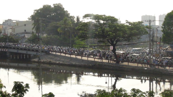Kẹt xe trên đường Bình Đông (Q.8). Ảnh Ngọc Khải