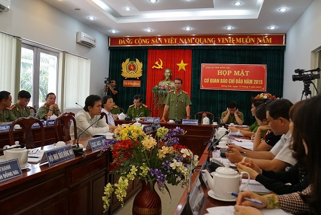 Thiếu tướng Khánh trao đổi với báo chí về công tác quản lý ngành với trách nhiệm người đứng đầu lực lượng Công an Đồng Nai - Ảnh: H.M