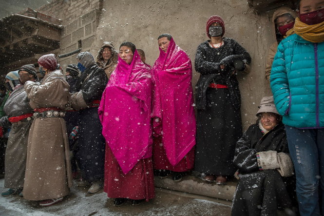 Người dân địa phương và giới phóng viên hướng về phía nghi lễ Đại lễ cầu nguyện ở tu viện Labrang - Ảnh: Getty Images