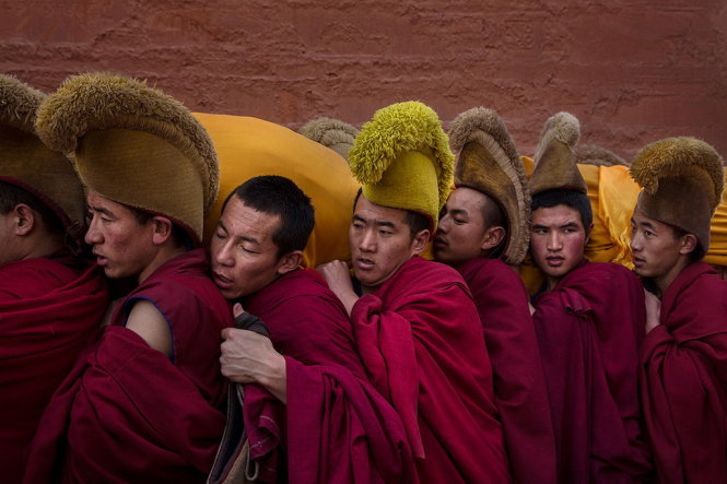 Cận cảnh nghi lễ Phật tử khiêng bức tranh lụa thangka - Ảnh: Getty Images