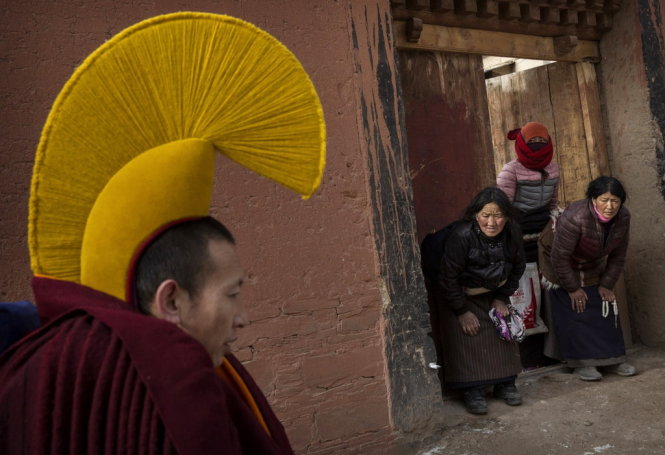 Họ cầu nguyện với mong muốn Đức Phật ban phước lành và những điều may mắn - Ảnh: Getty Images