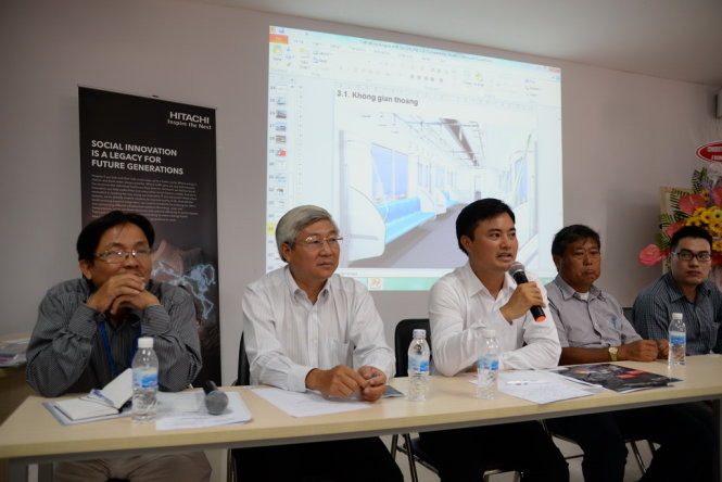 Ban quản lý đường sắt đô thị TP.HCM trả lời các câu hỏi của báo đài liên qua đến hình dáng, màu sắc đoàn tàu tuyến metro số 1. Ảnh: Hữu Khoa