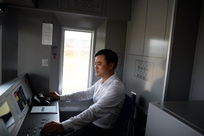 Ông Bùi Xuân Cường - Trưởng ban quản lý đường sắt đô thị TP.HCM ngồi thử buồng lái đầu tàu metro mẫu. Ảnh: Hữu Khoa