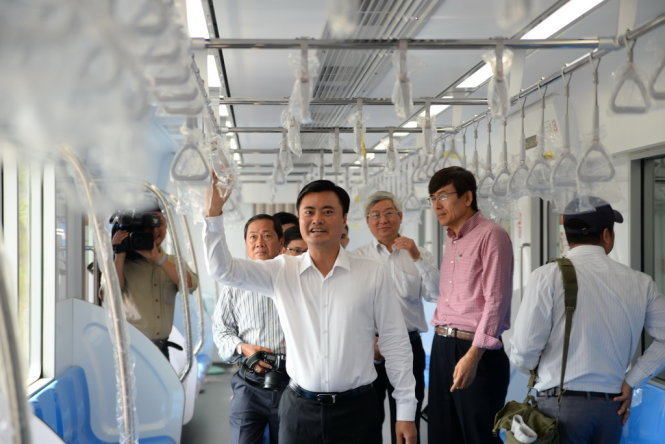 Ông Bùi Xuân Cường - Trưởng ban quản lý đường sắt đô thị TP.HCM cùng với các báo đài tham quan và góp ý hình dáng, màu sắc đoàn tàu tuyến metro số 1. Ảnh: Hữu Khoa