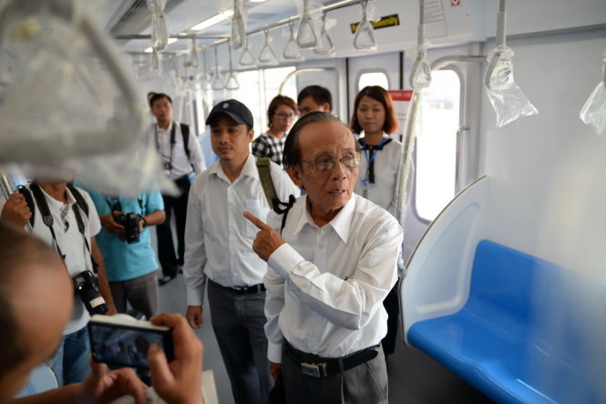 Ông Hà Ngọc Trường – Kỹ sư cao cấp – Giám đốc Hội Cầu đường- Cảng – TP.HCM cùng với các báo đài tham quan và góp ý hình dáng, màu sắc đoàn tàu tuyến metro số 1. Ảnh: Hữu Khoa