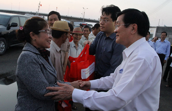 Tại cảng cá Ninh Chữ vào chiều 17-3, Chủ tịch nước Trương Tấn Sang đã thăm hỏi, tặng quà cho 10 ngư dân tiêu biểu của xã Tri Hải, huyện Ninh Hải - Ảnh: Ch.An