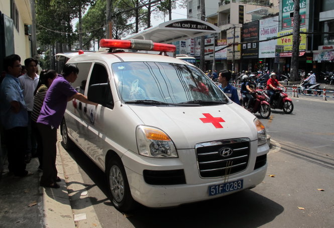 Xe cấp cứu đưa thi hài bé Lý Thanh Khôi về nhà - Ảnh: Thùy Dương