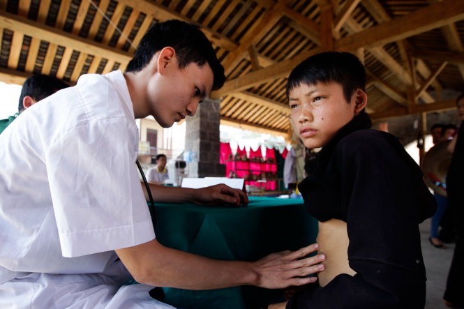 Em Ly Mí Phư người dân tộc Mông đang được khám chữa bệnh miễn phí tại ngày hội tháng 3 biên giới - Ảnh: Nguyễn Khánh