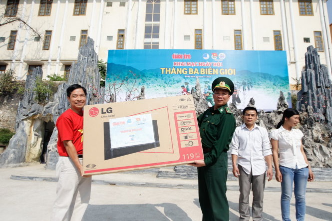 Ông Lê Nguyễn Minh Quang, tổng giám đốc công ty Bachy Soletanche VN trao tặng quà cho đại diện bộ đội biên phòng tỉnh Hà Giang - Ảnh: Nguyễn Khánh