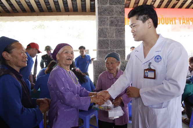 Người dân tại huyện Đồng Văn (Hà Giang) bắt tay cảm ơn bác sĩ Vũ Mạnh Hà (bệnh viện mắt Hà Giang), trong chương trình tháng 3 biên giới, các y bác sĩ đã tổ chức khám chữa bệnh tại Huyện Đồng Văn (Hà Giang)  - Ảnh: Nguyễn Khánh
