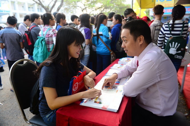 Học sinh tìm hiểu thông tin trong ngày hội tư vấn tuyển sinh - Ảnh: Quang Định