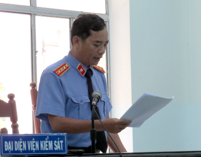 Đại diện Viện KSND tỉnh Khánh Hòa trình bày quan điểm tại phiên tòa phúc thẩm - Ảnh: DUY THANH