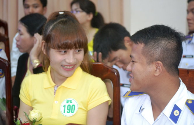 Chiến sĩ cảnh sát biển trò chuyện với nữ công nhân tại buổi giao lưu. Ảnh: LÊ TRUNG