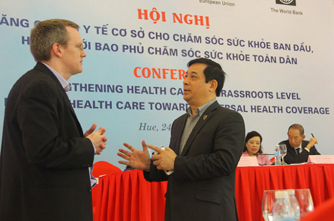 Ông Lương Ngọc Khuê, cục trưởng Cục Quản lý khám chữa bệnh (phải), trao đổi với chuyên gia nước ngoài về chăm sóc sức khỏe y tế cơ sở - Ảnh: Nguyên Linh