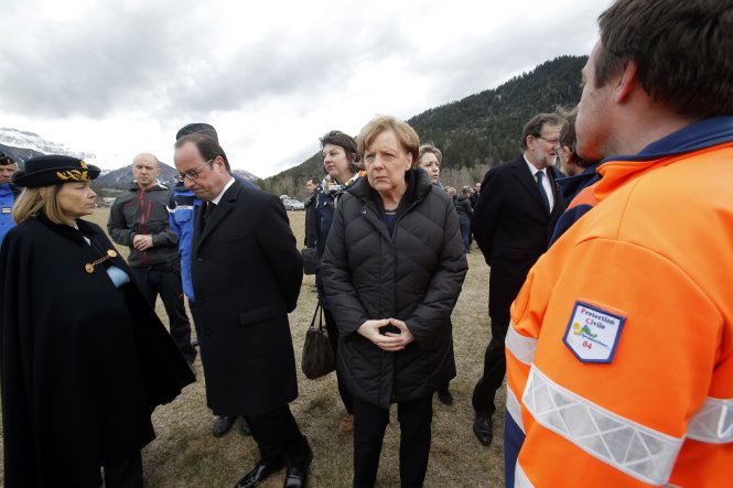 Tổng thống Pháp François Hollande (trái), thủ tướng Đức Angela Merkel và thủ tướng Tây Ban Nha Mariano Rajoy nói chuyện với lực lượng cứu hộ tại Seyne-les-Alpes, gần nơi xảy ra tai nạn  Ảnh: Reuters