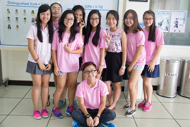 Những chiếc áo màu hồng được các em học sinh mặc đến trường - Ảnh: V.H.Q.