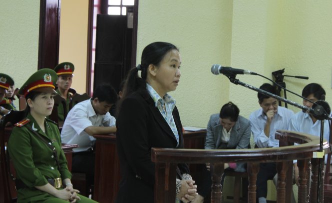 Bị cáo Nguyễn Thị Thuận trả lời HĐXX - Ảnh: Quốc Nam