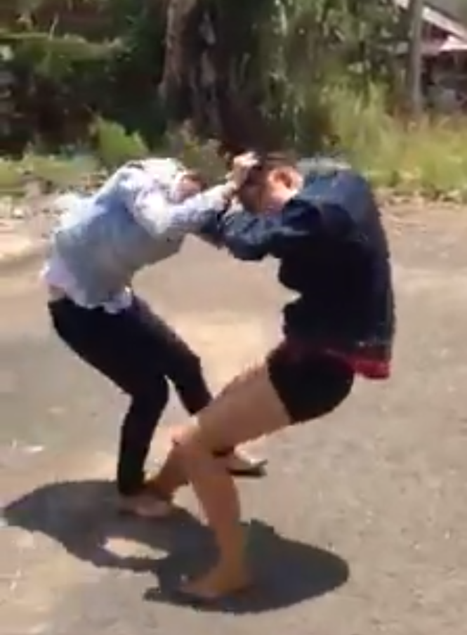 Hai thiếu nữ đánh nhau - Ảnh chụp từ clip
