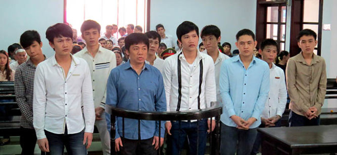 Mười bị cáo hành hung phó giám đốc Sở Giao thông vận tải Khánh Hòa hầu tòa - Ảnh: Duy Thanh
