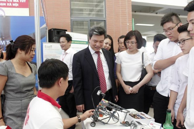 Giám đốc Sở GD&ĐT Hà Nội Nguyễn Hữu Độ tham quan Khu vực triển lãm Robotics của DTT-Eduspec