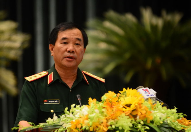 Thượng tướng Mai Quang Phấn – Phó chủ nhiệm Tổng cục Chính trị báo cáo đề dẫn hội thảo – Ảnh: Quang Định