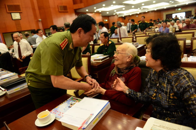 Đại tướng Trần Đại Quang (bìa trái) – Bộ trưởng Bộ Công an trao đổi với các đại biểu tham dự hội hội thảo – Ảnh: Quang Định