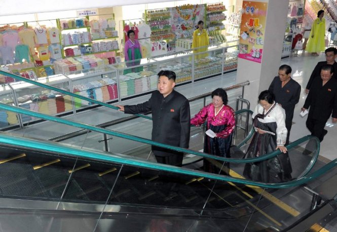 Lãnh đạo Triều Tiên Kim Jong Un thăm trung tâm thương mại ở Bình Nhưỡng - Ảnh: AFP