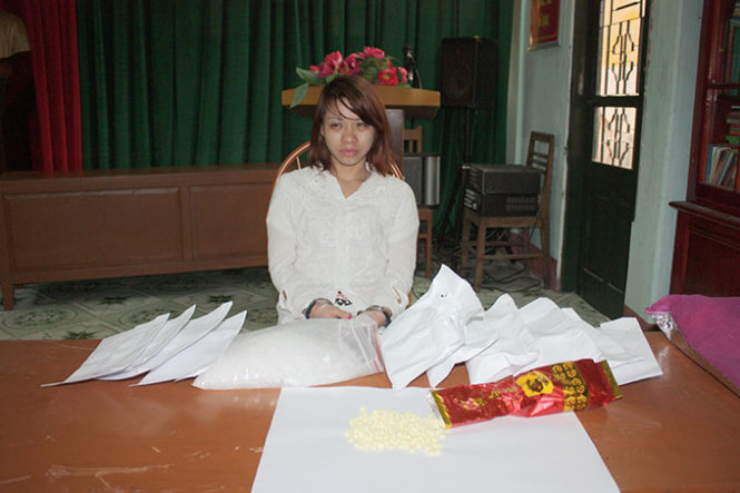Nguyễn Thị Oanh cùng tang vật vụ án - Ảnh do cơ quan chức năng cung cấp
