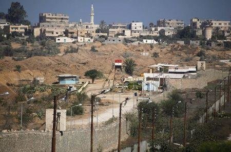 Binh lính Ai Cập canh gác tại biên giới với dải Gaza - Ảnh: Reuters