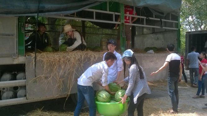 Các bạn trẻ trong nhóm “Kết nối yêu thương” đang bán dưa hấu giúp nông dân Quảng Ngãi tại TP Thanh Hóa ngày 15- 4 - Ảnh: Hà Đồng