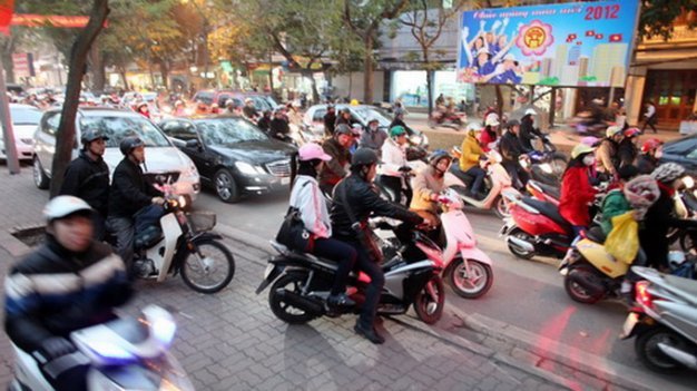 Ùn tắc giao thông tại phố Lê Hồng Phong, nhiều xe chạy lên vỉa hè dành cho người đi bộ - Ảnh: Việt Dũng